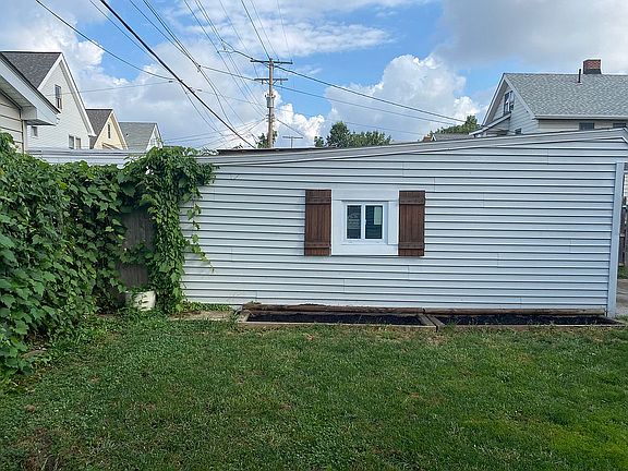 4th image of 2056 Clarence Ave