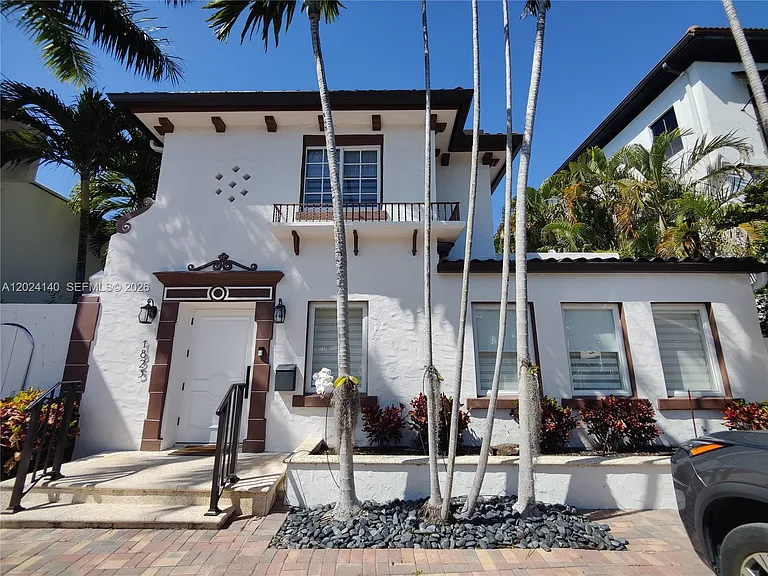 1823 S Bayshore Ln — Photo 1