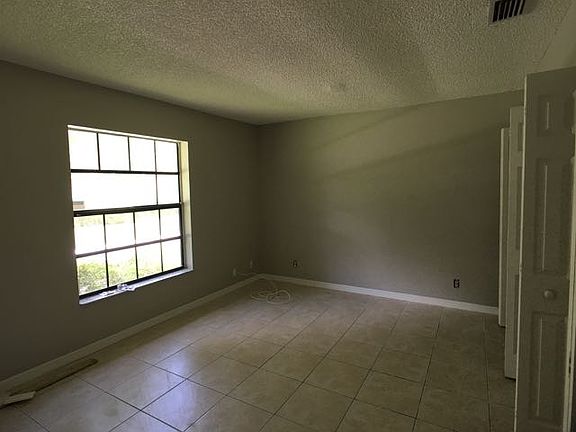 5th image of 4278 Woodstock Dr APT C