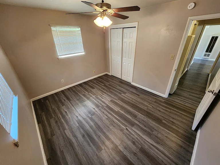 933 Crestview St — Photo 9