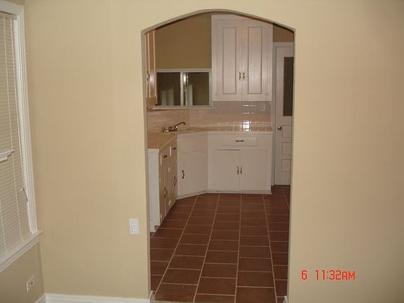 l/r lokinh into kitchen