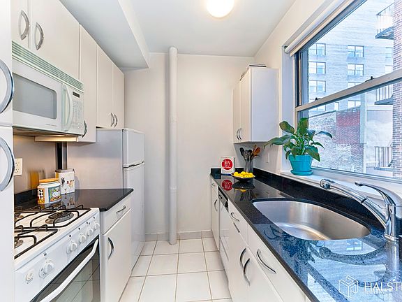 2nd image of 333 E 43rd St APT 516