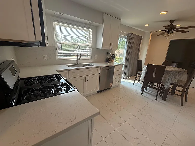 4803 Thorntree Dr — Photo 5