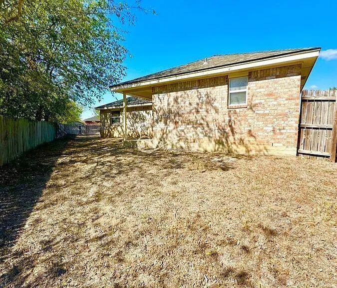 2315 Windy Cir — Photo 17
