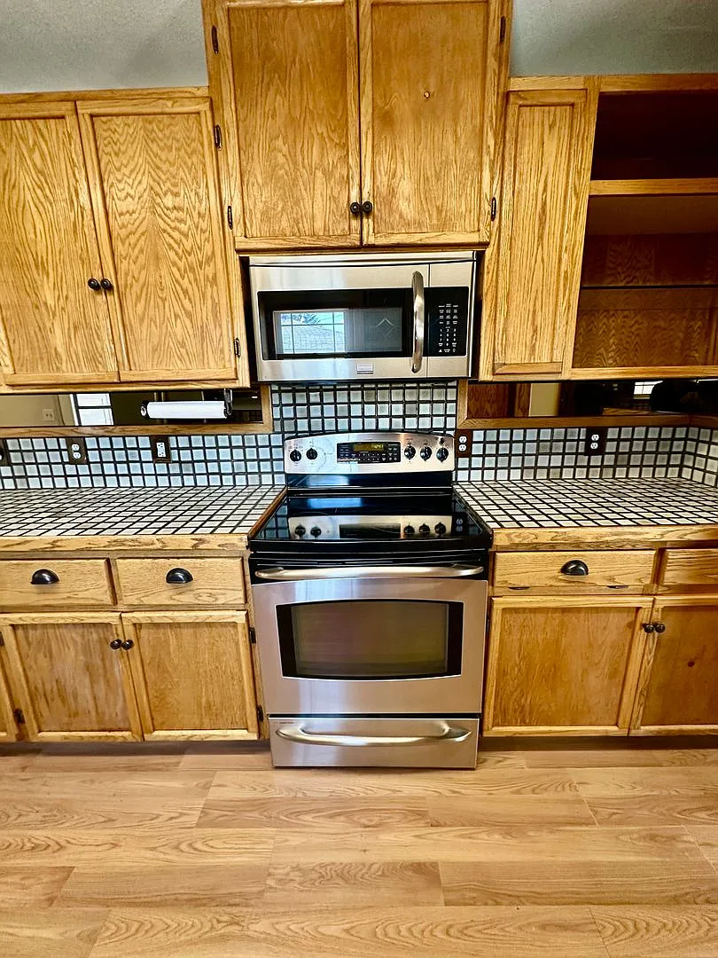 Photo 1 of 25 - 4616 Peck Dr - Klamath Falls, OR Primary Photo - 4616 Peck Dr