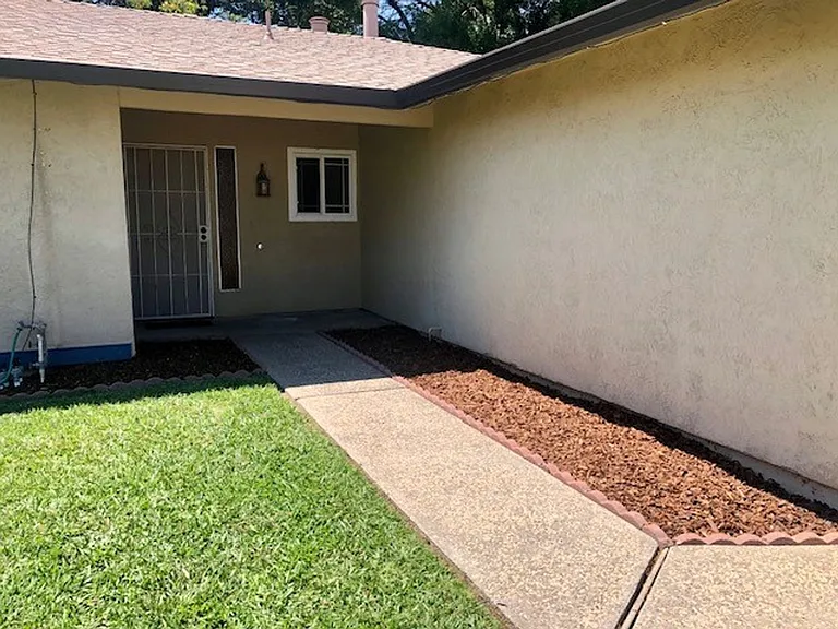 7521 Blackthorne Way — Photo 2