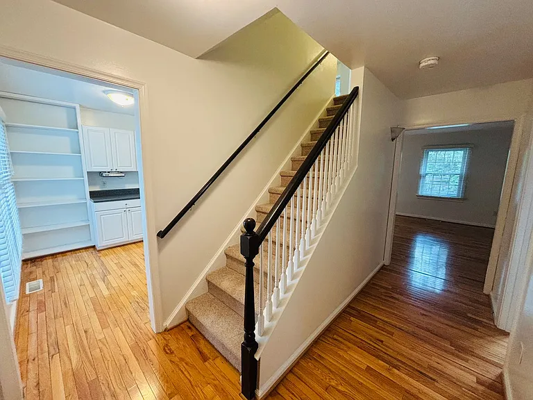 103 Huntington Ln — Photo 2