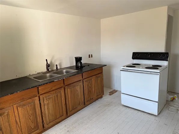 1204 S Hackberry St, Brady, TX 76825