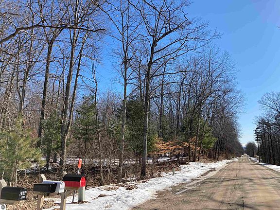 4th image of W Heath Rd