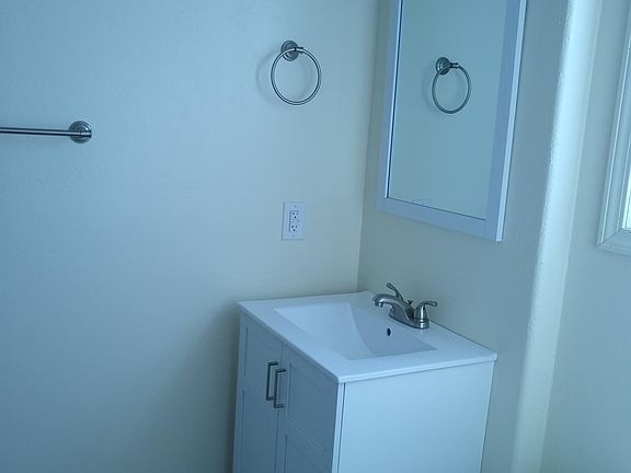 3rd image of 506 S Avenue E