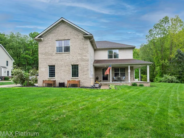 2038 Pine Bluffs Ct, Highland, MI 48357