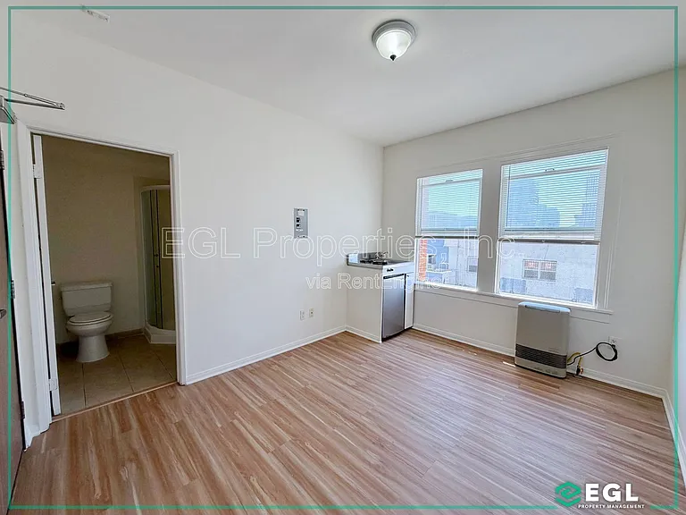 445 Western — Photo 13