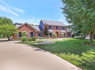 1202 Oak Creek Rd, Mahomet, IL 61853