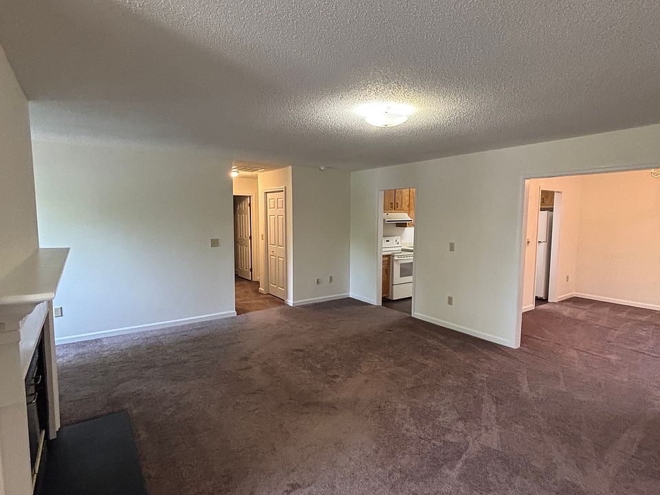 435 Pine Ave Apt C - Photo 3_06052025