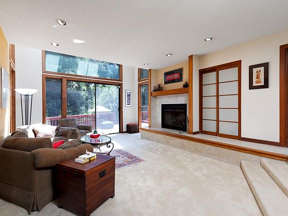 3rd image of 102 Carbonera Dr