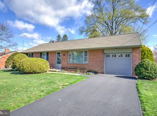 24 Wolf Rd, Akron, PA 17501