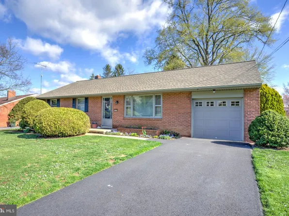 24 Wolf Rd, Akron, PA 17501