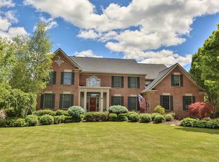 10 Stonebridge Ln, Pittsford, NY 14534