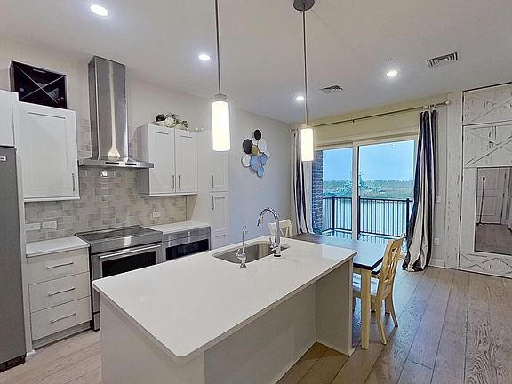 3rd image of 10 Grace St #605