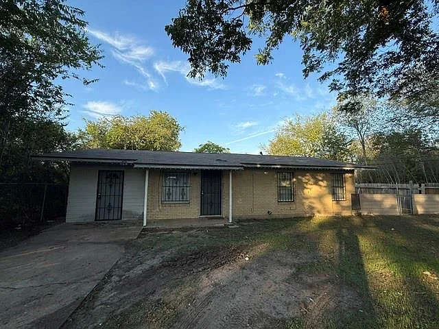 3 bed, 1.0 bath, 1030 sqft, $1,700 — Photo 2