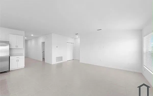4 bed, $2,100 — Photo 3