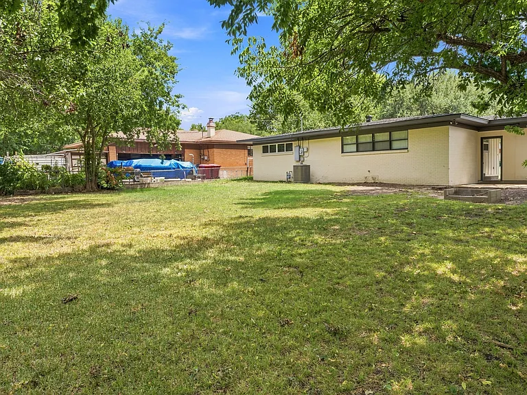 1411 W Shields Dr — Photo 27