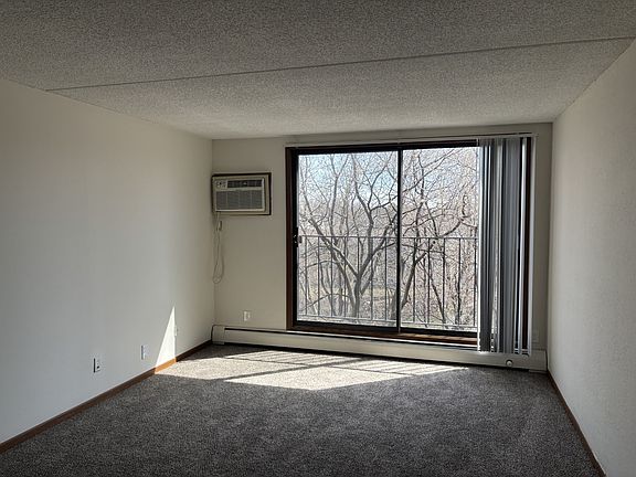 4th image of 1045 Hiawatha Ave APT 302