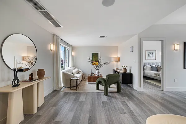 Rented by ERNY LLC | media 7