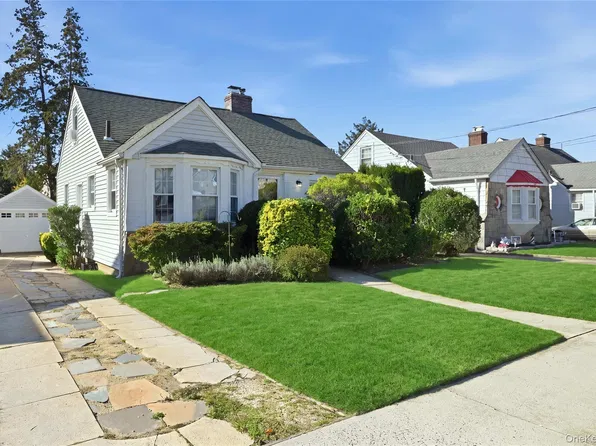 41 Doncaster Road, Malverne, NY 11565