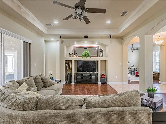 3rd image of 880 N Buena Vista Dr