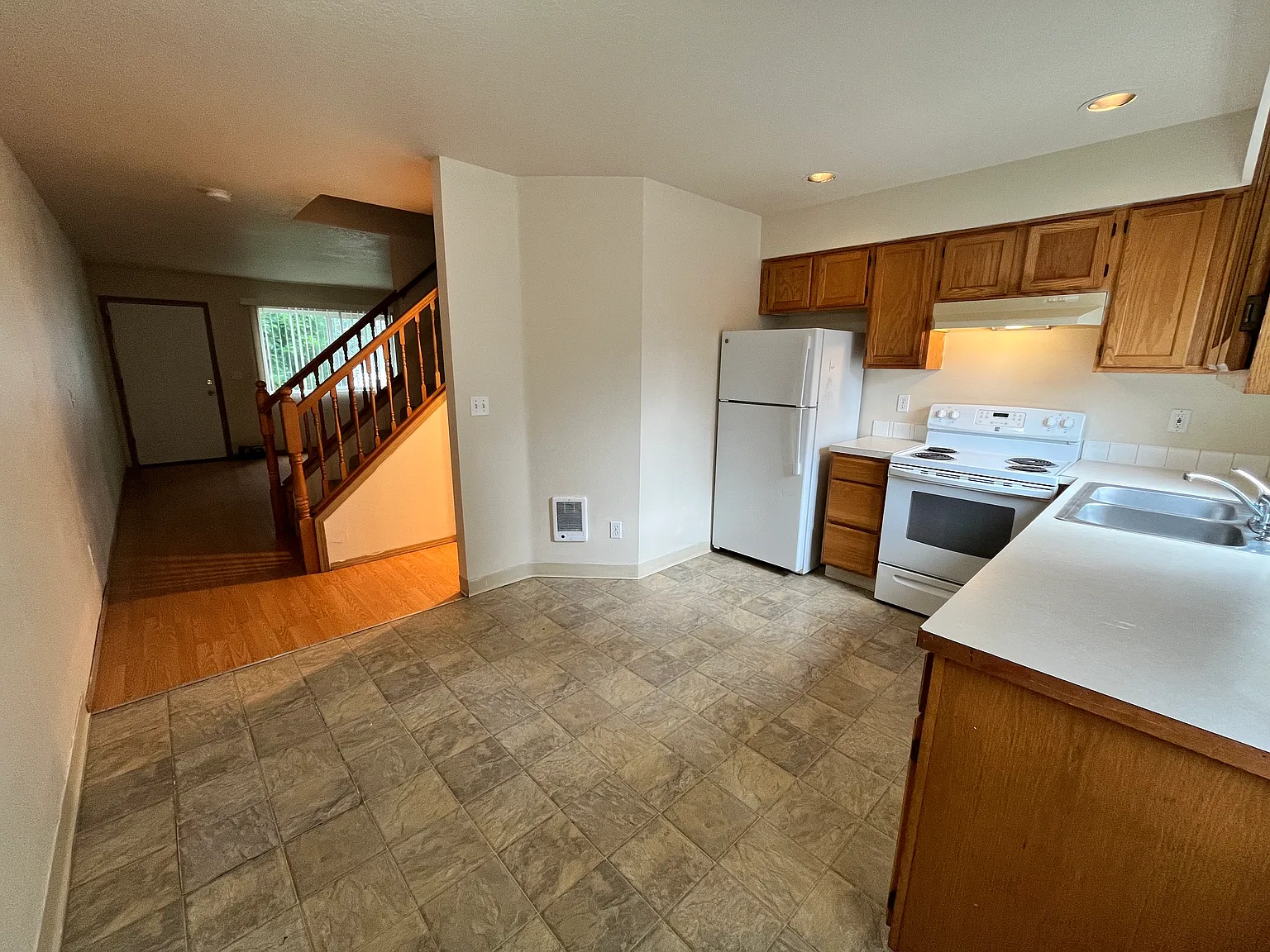 2 bed, 1.5 bath, 924 sqft, $1,475 — Photo 2