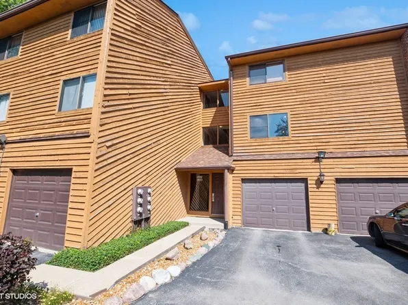 9553 Arrowhead Dr #2E, Hickory Hills, IL 60457