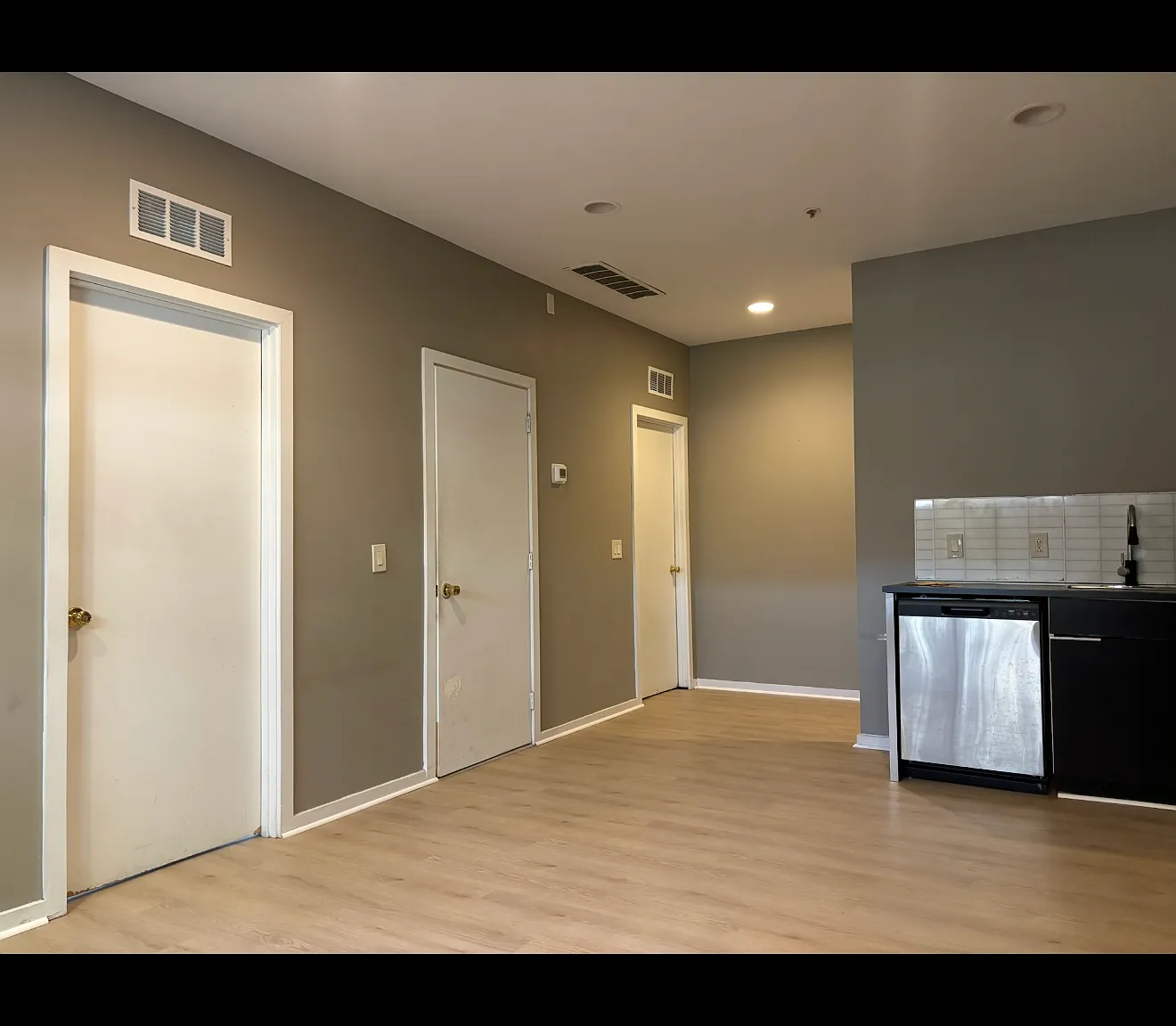 4 bed, 1000 sqft, $1,800 — Photo 2