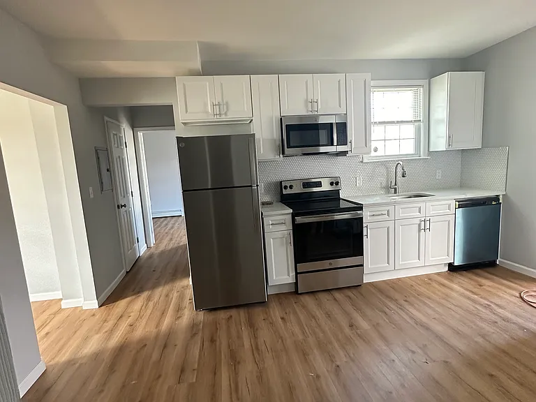 78-80 82 84 Burnside Ave #B — Photo 3