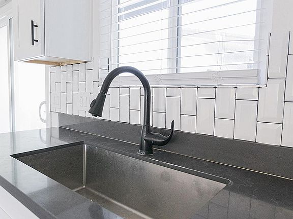 5th image of 3111 W Clarendon Ave