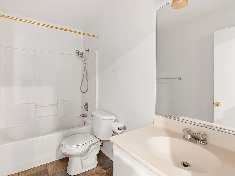 16474 Denhaven Ct — Photo 10