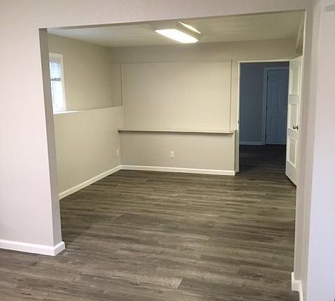 3rd image of 832 Larch Ave