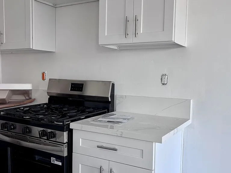 125 S Croft Ave — Photo 1
