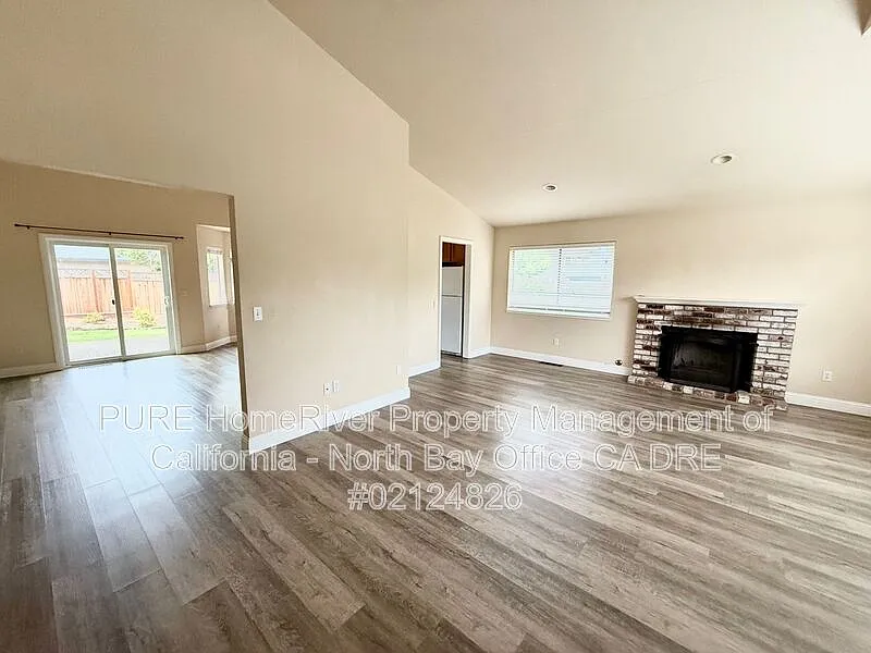 3 bed, 2.0 bath, 1430 sqft, $3,400 — Photo 4