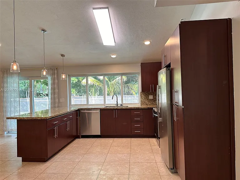 11907 Jennifer Way — Photo 4