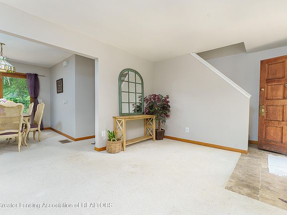 4th image of 2162 Kent St