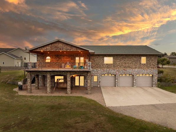 512 4th Ave SW, Surrey, ND 58785