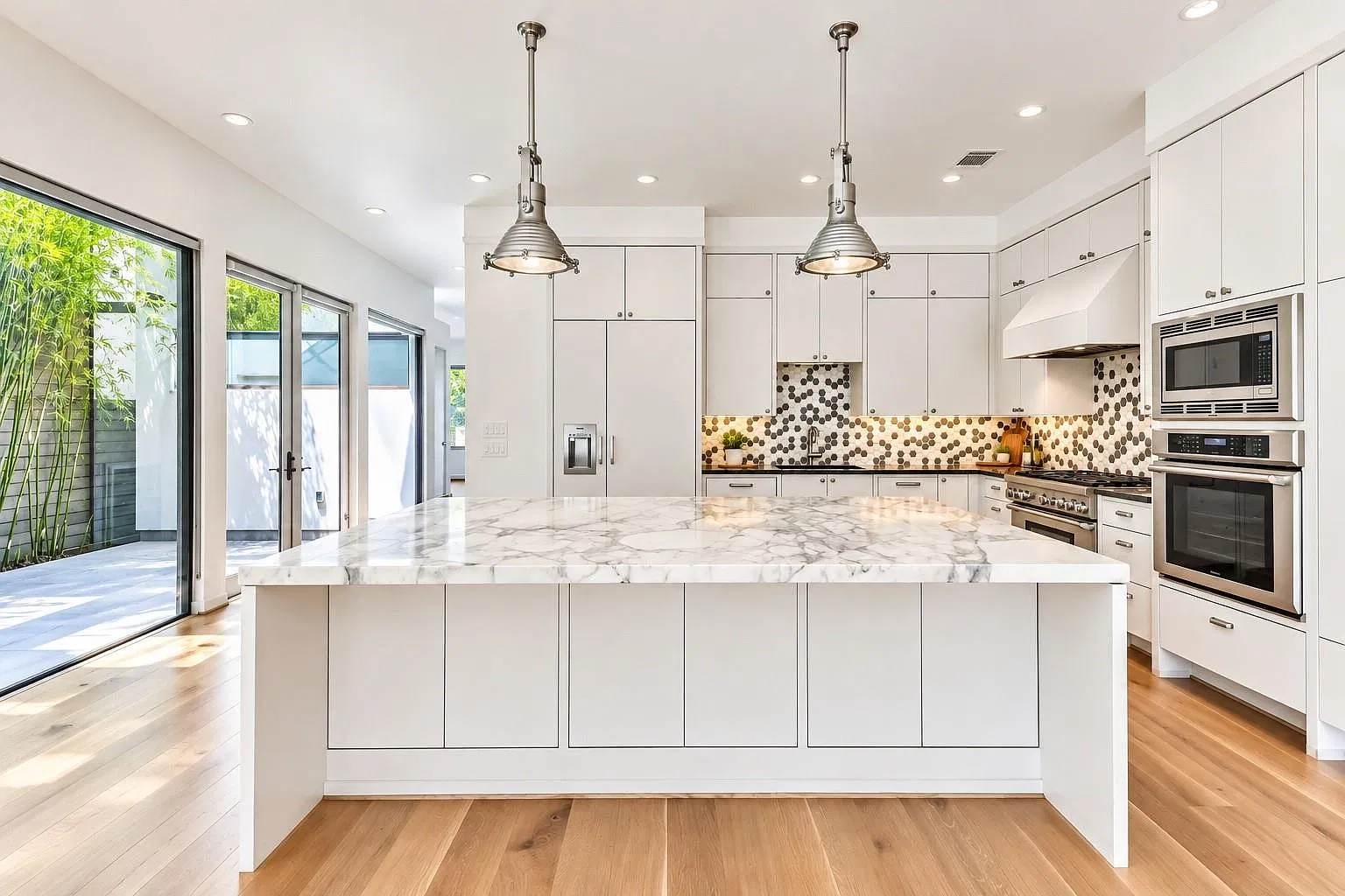 3 bed, 2.5 bath, 3259 sqft, $6,400 — Photo 1