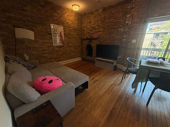 4th image of 652-54 W Roscoe St #654-204