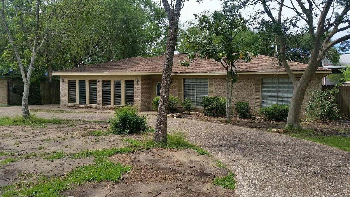 6 bed, 4700 sqft, $2,850 — Photo 1