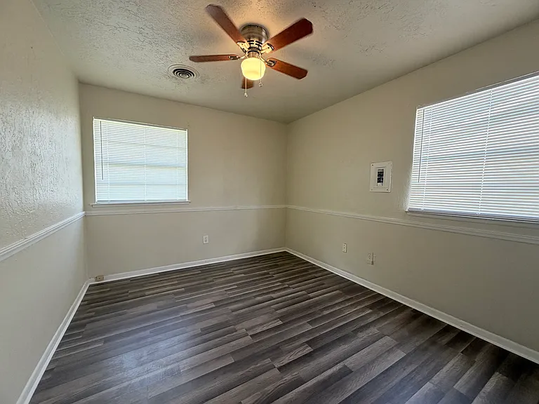 5319 NW Oak Ave — Photo 7