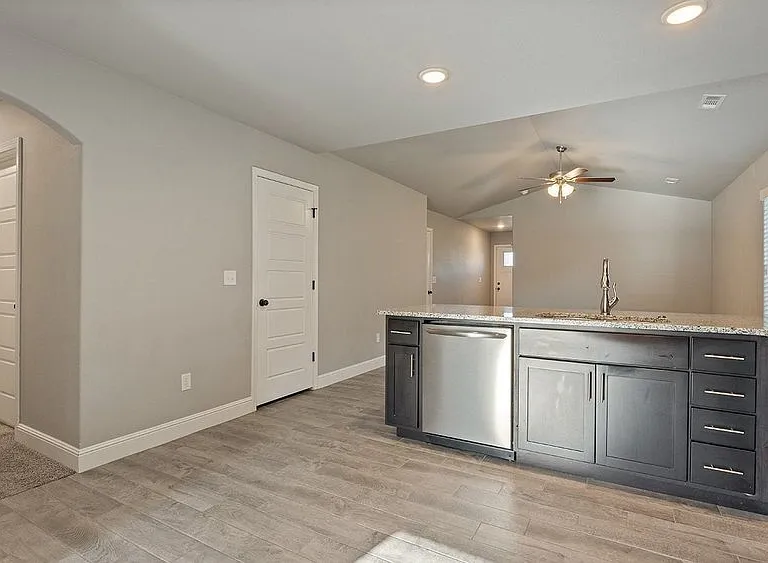 6005 Hoover St — Photo 6