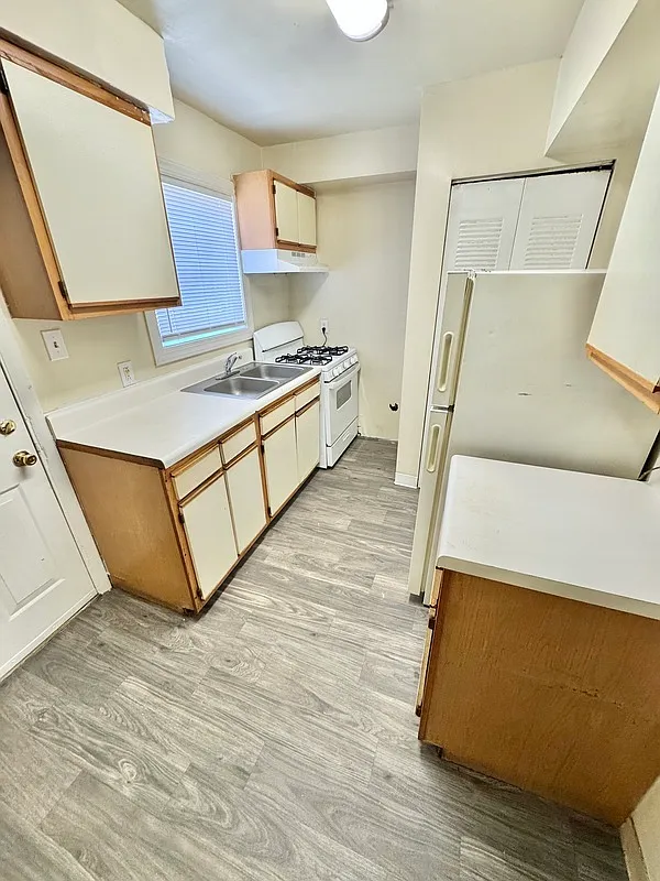 2 bed, 1.0 bath, $995 — Photo 4