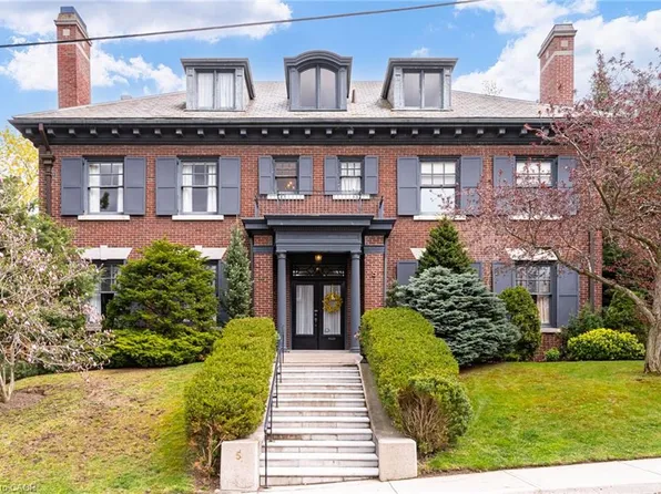 5 Undercliffe Ave, Hamilton, ON L8P 3G9
