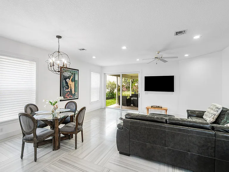 2404 NW 67th St — Photo 13